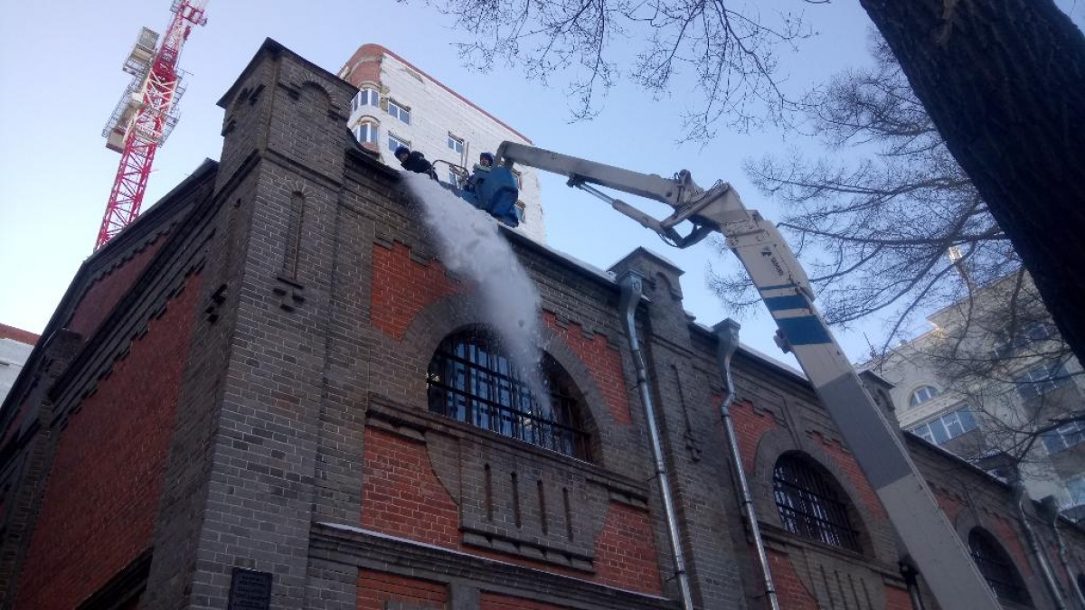 Клининговая компания Белый город - Чистка крыш от снега и удаление сосулек чистка крыши от снега и сосулек с автовышки в Хабаровске0